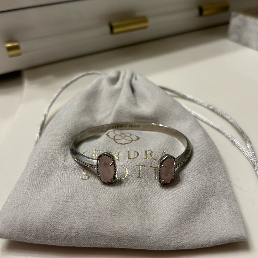 KENDRA SCOTT SILVER CUFF BRACELET WITH ROSE QUARTZ STONE